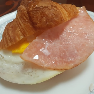 オーバーハードエッグと焼きハムのクロワッサンサンド